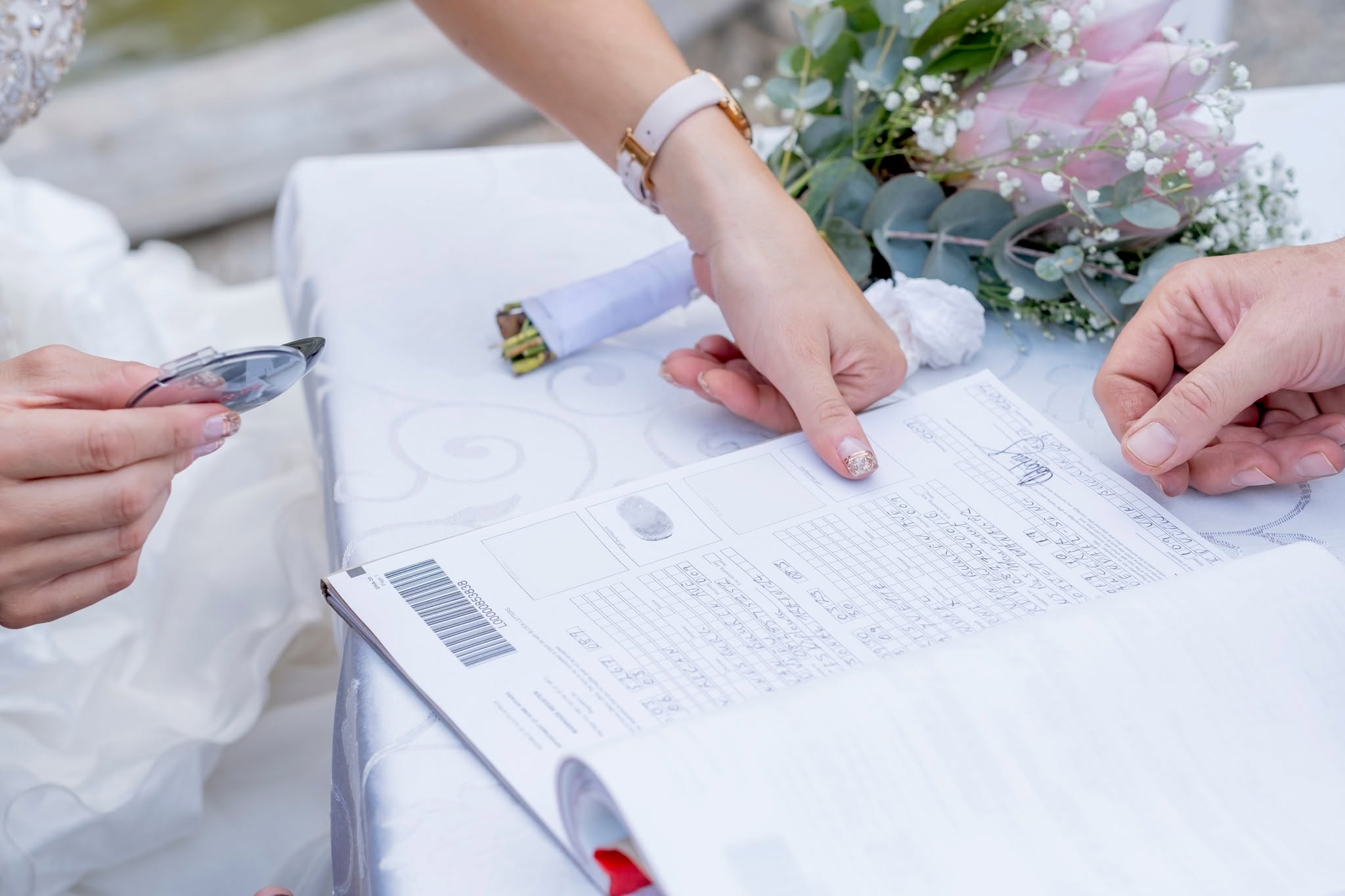 ’n Paartjie wat die amptelike huweliksregister onderteken